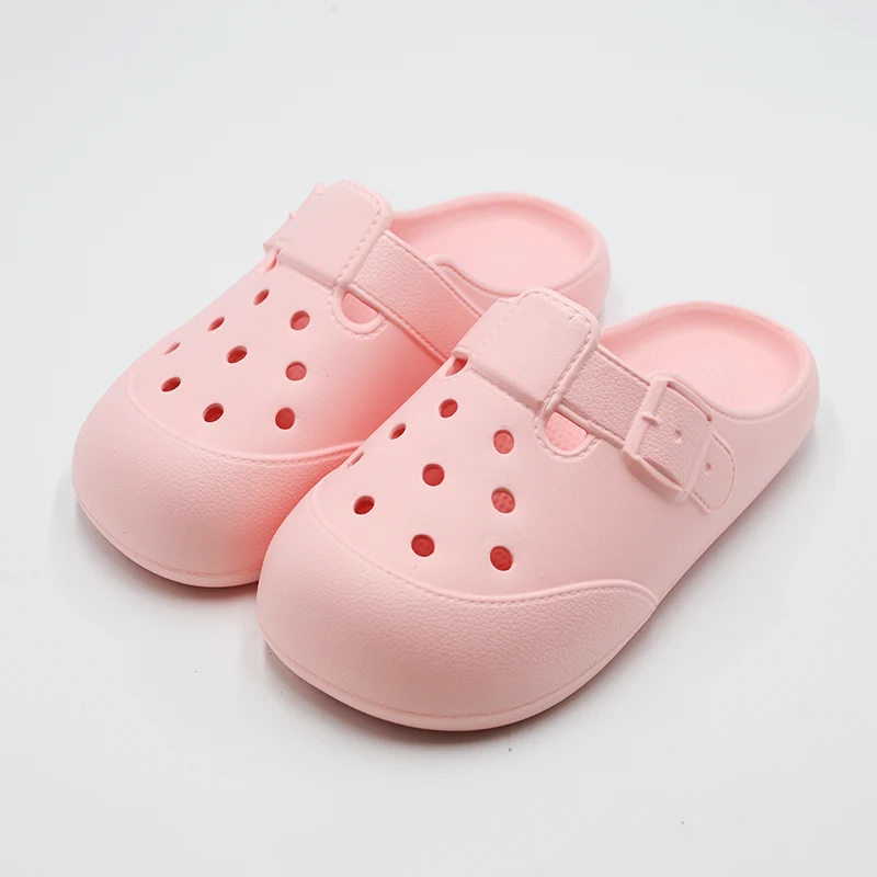 छेद वाली चप्पलें आराम और स्टाइल के लिए जरूरी जूते क्यों बन रही हैं?